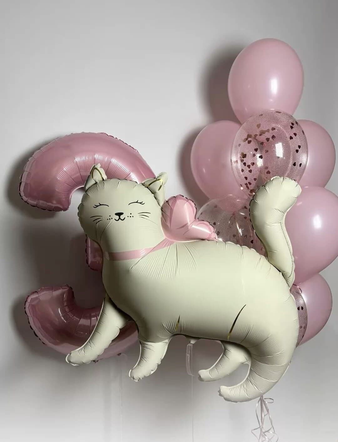 Кошка с бантом