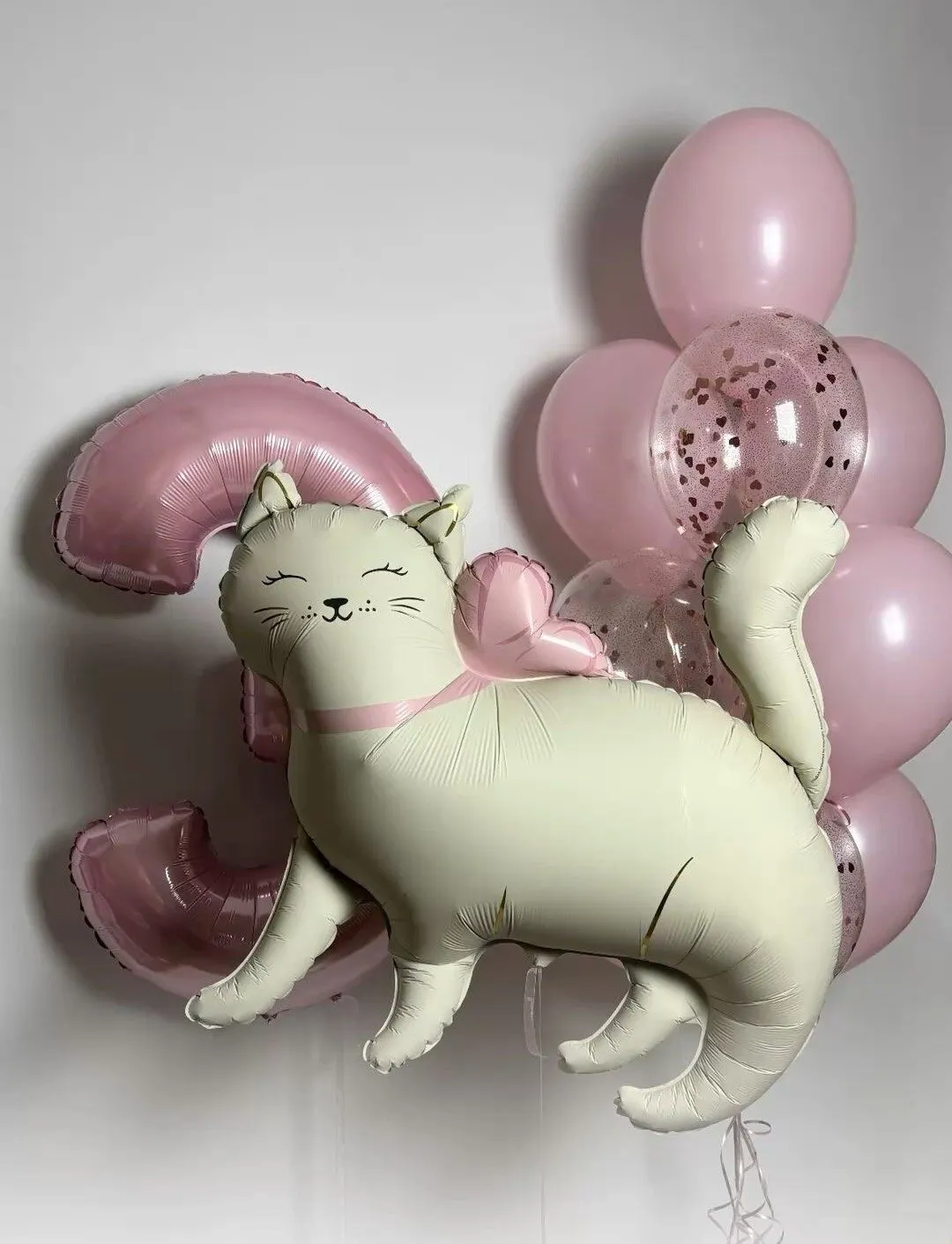 Кошка с бантом